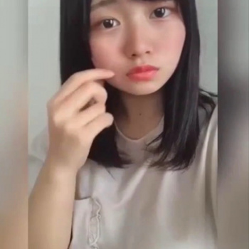 【無修正ライブチャット】スマホ撮影！ほっぺたプニプニ可愛い自撮り素人女子が部屋で指オナニーを披露！続きの後半でディルドフェラもあるよ！ガチ感◎画質△の画像
