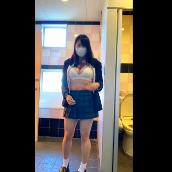【無修正ライブチャット】露出ハプニングＪ系制服ブレザー自撮り素人女子が公開販売！第一弾！公衆トイレの通路でディルド挿入ってアタオカ！？ガチ◎スマホ◎の画像