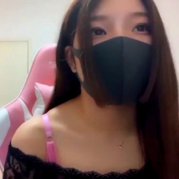 【無修正ライブチャット】ピンクのブラ紐がセクシーな自宅チャット素人女子がＭ字接写お○んこくあぱぁ＆オナニー！ゲーミングチェアも下着もピンク！長時間◎の画像
