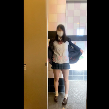 【ライブチャット】露出ハプニングＪ系自撮り素人女子が公開販売！第七弾！再び公衆トイレ通路だが今回は脱いだらセクシー体操着！懲りずにディルドオナニー！の画像