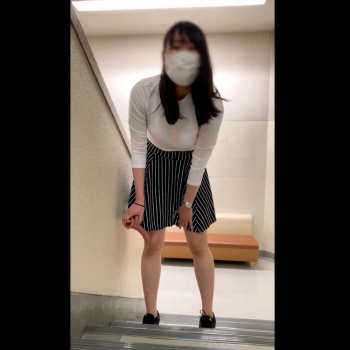 【ライブチャット】スマホ撮影！Ｊ系ハプニング素人女子が私服で商業施設の階段に登場！売り場をチラ見しながらパイ揉み＆ディルド挿入オナニー！むちむち◎◎の画像