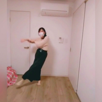 【ライブチャット】ガチ私服素人女子が自宅で自撮り！好きな洋楽でダンスしたあと生脱ぎ！生まれたままの姿になって手マンオナニー！生着替えもあるよ！下着◎の画像
