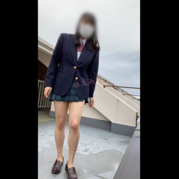 【無修正ライブチャット】スマホ撮影Ｊ系制服ハプニング素人女子！第十八弾！マンションの屋上に登場して露出ディルドオナニー！飽き足らず住人階通路へ行く！の画像