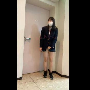 【ライブチャット】スマホ撮影！Ｊ系制服ハプニング素人女子第二十四弾！今度は商業施設ジム前通路でディルド挿入！ハラハラドキドキが続くぞ！生足◎自撮り◎の画像