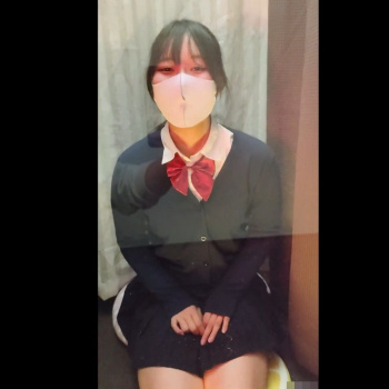 【ライブチャット】超高画質Ｊ系制服見学店！透明板越しに目の前でエチエチな姿！第五弾！黒髪ポニテ普通女子が脱いだ姿が見れるぞぉ！白肌◎美乳◎白マスク◎の画像