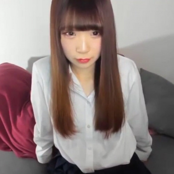 【ライブチャット】ぱっつん前髪ロング栗毛色の眩しい細身Ｊ系夏服チャット素人女子が長時間生配信！第二ボタンまで空いたシャツがセクシー！終わりがけ脱ぎ！の画像
