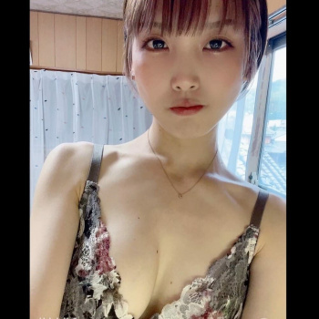 【無修正ライブチャット】キタ高画質！スマホ撮影！丸顔ショートカット白肌細身自撮り下着女子が極太電動ディルドオナニー！続きの後半で裸姿になって丸見え！の画像