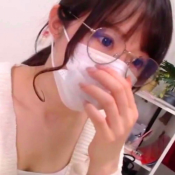 【ライブチャット】販売元削除済！丸メガネ触覚付きポニテ素人女子の白ニットから見える下着と谷間に興奮！最後はパンティも脱いで陰毛こんにちは！！長時間◎の画像