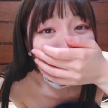 【ライブチャット】ロング髪スケ✕２青色下着で自宅配信する可愛い素人女子！第二弾完結編！ディルドを使ったオナがエロい！パンツの染みを見せてくれるぞぉ！の画像