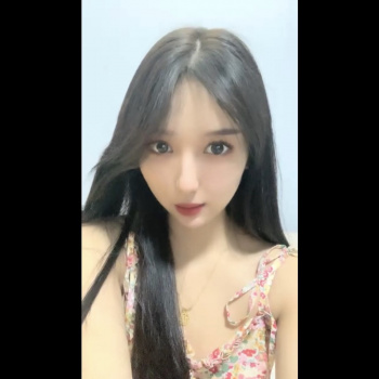 【無修正ライブチャット】スマホ縦画面！アジア系Ｓ級上物チャット素人女子降臨！Ｊ系制服コス黒髪ツインテ姿はもはや日本人と何ら遜色ナシのクパ＆オナニー！の画像