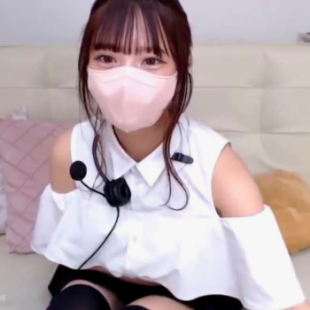 【ライブチャット】即削除注意！肩出し太もも出しのめっかわデート服キャピ✕２アイドル系美少女降臨！カメラ目線で話しながらゆっくり脱いでいくぞ！喋り声◎の画像