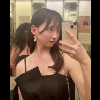 【ライブチャット】スマホ撮影！Ｓ級上物自撮り素人女子が色々エチエチを見せくれる！続き後半で密着スーツ姿スパ◯ダーマン！カメラ目線◎推定Ｄカップ美乳◎の画像