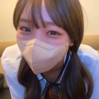 【ライブチャット】寝転がり超接写から始まる！栗毛色ツインテ髪チャット素人女子が可愛い瞳でカメラを見つめてドキドキ！下着姿で電マ使用のまったり生配信！の画像