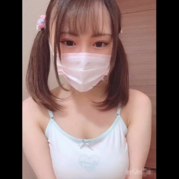 【ライブチャット】スマホ撮影！ツインテ髪ロリカワ素人女子が子供用下着付けて登場！脱いだら推定Ｇカップ超美巨乳に大興奮！続き後半電マ当て開始！萌え声◎の画像