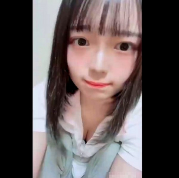 【無修正ライブチャット】スマホ縦画面！ロリカワ童顔セルフ撮り素人女子が歯ブラシを使ってパンティ上から擦り出す！続き後半下にバケツ置いて超強力手マン！の画像
