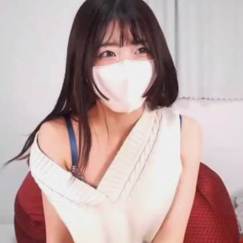 【無修正ライブチャット】ニット肩ずらしブラ紐！青色花柄下着エレガント地声低い素人女子がビラビラお○んこ接写くぱぁ！続き後半電マ＆ディルド！姫カット◎の画像