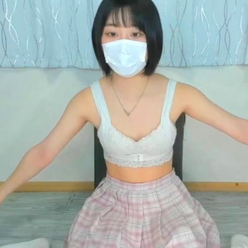 【無修正ライブチャット】長時間！チェックスカート＆分厚いブラ紐ショートカット素人女子が裸Ｍ字モジャ✕２陰毛お○んこくぱぁ！第一弾！超接写もあるぞ！！の画像