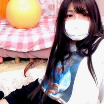 【無修正ライブチャット】魚型クッションがリアルなガチ自宅チャット可愛い女子が陰毛付き接写Ｍ字電マ当てオナ！続き後半ディルド挿入ネッチョリ！黒ネイル◎の画像