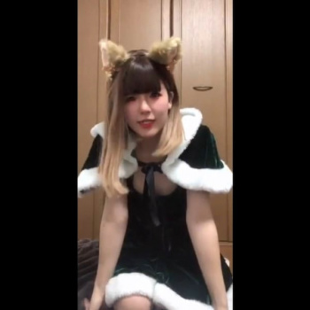 【無修正ライブチャット】狐耳＆緑サンタ姿ロリカワＳ級自撮り素人女子が脱ぐとブラの代わりにリボン巻く！？白肌パイパンＭ字お○んこくぱぁ＆指イジりオナ！の画像