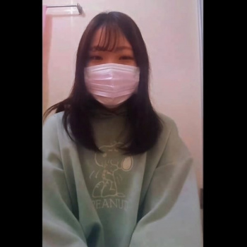 【ライブチャット】スマホ撮影！ス◯ーピースウェット姿お風呂場で配信するミディアムロング可愛い素人女子！脱いで裸パイ揉み！からの続き後半指オナ！笑顔◎の画像