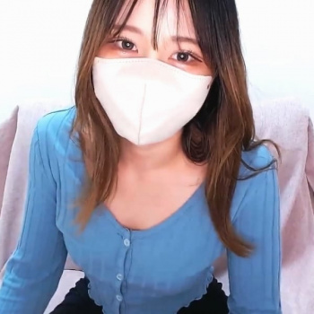 【ライブチャット】激カワ!SSS級神的美人女子再御降臨!第九弾!ピチッと水色ニット服&黒ミニスカを脱いだら金色下着!からのおっぱい丸見え揉みオナだ!の画像