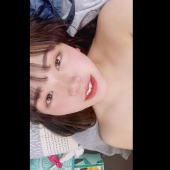 【無修正エロライブチャット】大人気ＳＳＳ級配信女子再び！ベッド横たわり裸姿クリ指からのおもちゃ当てオナ！続き後半アソコ挿入！可愛い声◎パイパン◎画質注意の画像