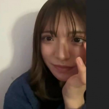 【無修正エロライブチャット】キ◯ピオのスウェット着たＳＳＳ級美人女子が自宅ベッドからエロライブ！裸Ｍ字姿でウーマナイザー当てクリオナニー！スタイル抜群◎の画像