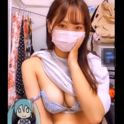 【無修正エロライブチャット】縦画面！ロング茶髪カワイイ上物女子が薄青色下着脱いでハダカＭ字陰毛お○んこ丸見え＆ピンク遠隔電動おもちゃ当てオナ！指入れも！の画像