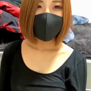 【無修正エロライブチャット】胸の膨らみが気になるロングボブ茶髪素人ギャル！脱いだら真っ赤な下着に興奮！寝転がりながら各おもちゃ使用オナする続き後半開始！の画像