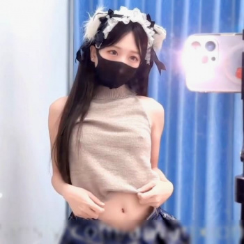 【無修正エロライブチャット】セクシーアイドル風衣装でノリ良い音楽に合わせて踊るスタイル抜群ＳＳＳ級女子爆誕！透明ディルドで前後ろからお○んこ挿入丸見え！の画像