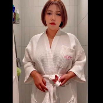 【エロライブチャット】むっちむち！エロ赤唇セクシーお姉さんがホテルバスローブ姿で自撮りストリップショー！推定アイカップ乳輪デカ爆乳を見逃すなよ！縦画面◎の画像