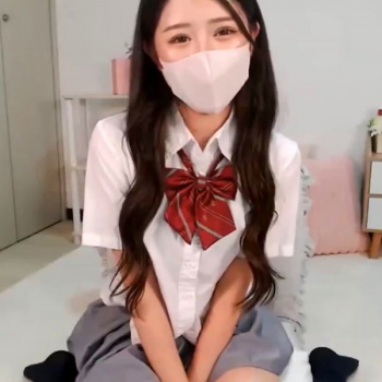 【無修正エロライブチャット】赤リボン夏制服コス激カワ上物美人女子エロライブ！可愛い声でリスナーを誘惑！即脱ぎＭ字接写パイパンくぱぁ＆ダブルおもちゃオナ！の画像