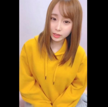 【エロライブチャット】黄色パーカー姿の茶髪ＳＳＳ級激カワ女子自撮り降臨！透け黒下着脱ぎ乳見せ＆透明ディルドフェラ！続き後半ガチオナだ！推定Ｄカップ美乳◎の画像