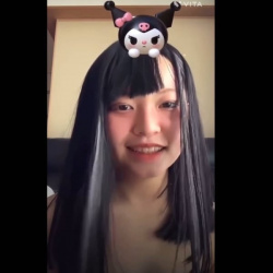 【無修正エロライブチャット】いまやイ◯スタライブでエチエチ配信してしまう！オシャ差し色ヘア合法ロリ女子エロライブ！二本指入れオナ開始！推定Ｃカップ美乳◎の画像