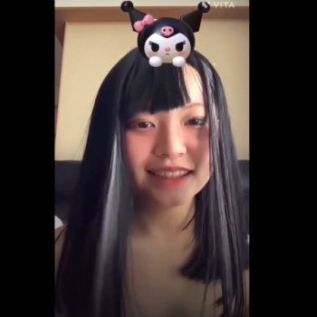 【無修正エロライブチャット】いまやイ◯スタライブでエチエチ配信してしまう！オシャ差し色ヘア合法ロリ女子エロライブ！二本指入れオナ開始！推定Ｃカップ美乳◎の画像
