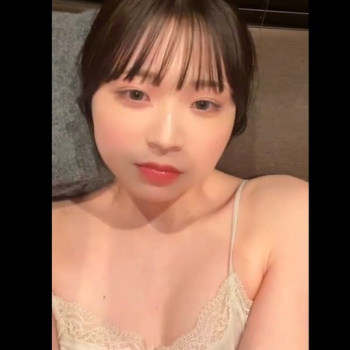 【無修正エロライブチャット】白肌丸顔エチエチ下着姿ＳＳＳ級激カワ女子エロライブ！添い寝横向き自撮りエッロ！マン見せする瞬間を見逃すなよ！指オナ◎縦画面◎の画像