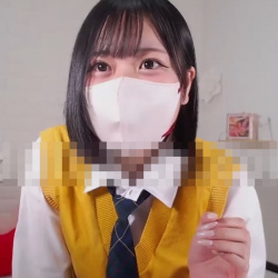 【エロライブチャット】黄色ベスト姿が眩しい清楚系激カワ合法制服美少女エロライブ!リスナーと話しつつ脱ぐとエロボディ下着姿!マイクロビキニに生着替え開始!の画像