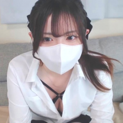 【無修正エロライブチャット】白シャツ黒フレアスカート姿の白肌美人女子生配信!第一弾!薄い紙でお○んこ隠してからのコンドーム二本指入れオナニーだ!横画面◎の画像