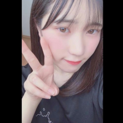 【無修正エロライブチャット】縦画面!販売元削除済!推定Eカップ白美巨乳女子が自宅廊下でハダカ自撮り!前後からお○んこくぱぁ&クリいじり&一本指入れオナ!の画像