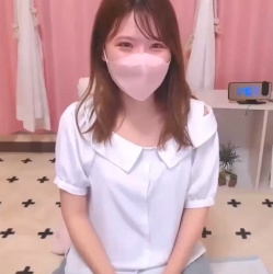【無修正エロライブチャット】横画面！即マスク外して可愛い顔晒すお嬢様系女子エロライブ！可愛い服も即脱ぎハダカＭ字パイパンくぱぁ＆推定Ｅカップ美乳丸見え！の画像