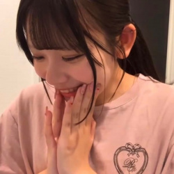 【無修正エロライブチャット】横画面！ＳＳＳ級アイドル並ロリカワ合法童顔女子爆誕！脱衣所で顔出し裸姿になりエロボディを堪能！つぶらな瞳◎パイパンお○んこ◎の画像