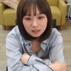 【無修正エロライブチャット】横画面!ロングボブ栗毛色カワイイ体育座り女子エロライブ!大口開きパイパンM字全力剥きくぱぁを続き後半最後まで!販売元削除済◎の画像