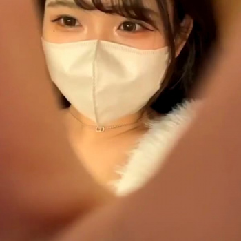 【無修正エロライブチャット】横画面！推定Ｆカップ美巨乳にモコモコアウター！めっかわマスク女子エロチャット！座って立って紫ディルドぴちゃ✕２挿入オナ二ー！の画像