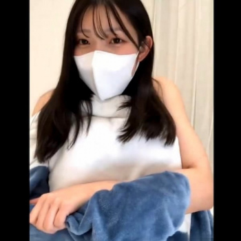 【無修正エロライブチャット】長時間！縦画面！ロング黒髪純白マスク美人エロチャット！良スタイル推定Ｆカップ美巨乳！立って座って電マ当て！乳首固定ローター！の画像