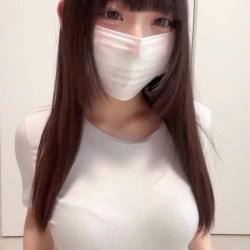 【無修正エロライブチャット】高画質！横画面！カラコン前髪ぱっつん栗毛ロング髪スタイル抜群えちえち女子エロチャット！推定Ｃカップ美乳パイパンアソコ丸見え！の画像