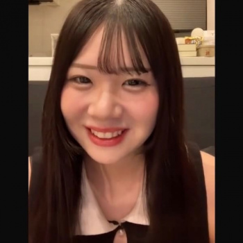 【無修正エロライブチャット】販売元削除済！アイドル並ＳＳＳ級めっかわ女子が自宅妊婦エロチャット！ワンピめくり上げソファＭ字パイパン指オナニー！愛嬌笑顔◎の画像