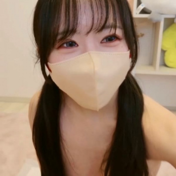 【無修正エロライブチャット】長時間！横画面！黒髪ツインテ裸姿かわいいマスク女子エロチャット！クリ当て電動ローターオナ！続き後半最後まで見逃すなよ！陰毛◎の画像