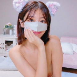 【無修正エロライブチャット】高画質！横画面！薄ピンク下着＆白ニーハイ上物マスク美人エロライブ！後半戦！Ｍ字一本指入れ＆ウーマナーザー！推定Ｅカップ美乳◎の画像