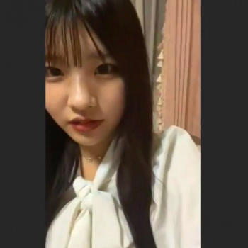 【エロライブチャット】ロング黒直髪＆白ブラウス姿の清楚系かわいい女子ガチ自宅生着替えエロチャット！続きの後半で純白下着姿からのハダカ姿マンチラだ！美乳◎の画像