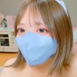 【無修正エロライブチャット】横画面!ボブ金髪ちっぱい細身ハダカ姿マスク女子エロチャット!白肌パイパンM字くぱぁ電マ当てオナで白い液たらーり!ディルドも!の画像